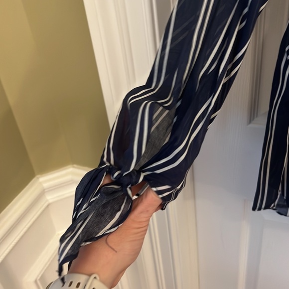 Michael by Michael Kors NWT size L navy and white strip v neck top w tie sleeve - Picture 4 of 8